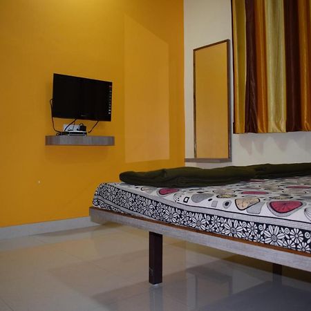 Vrundavan Hotel And Lodging Akalkot 外观 照片