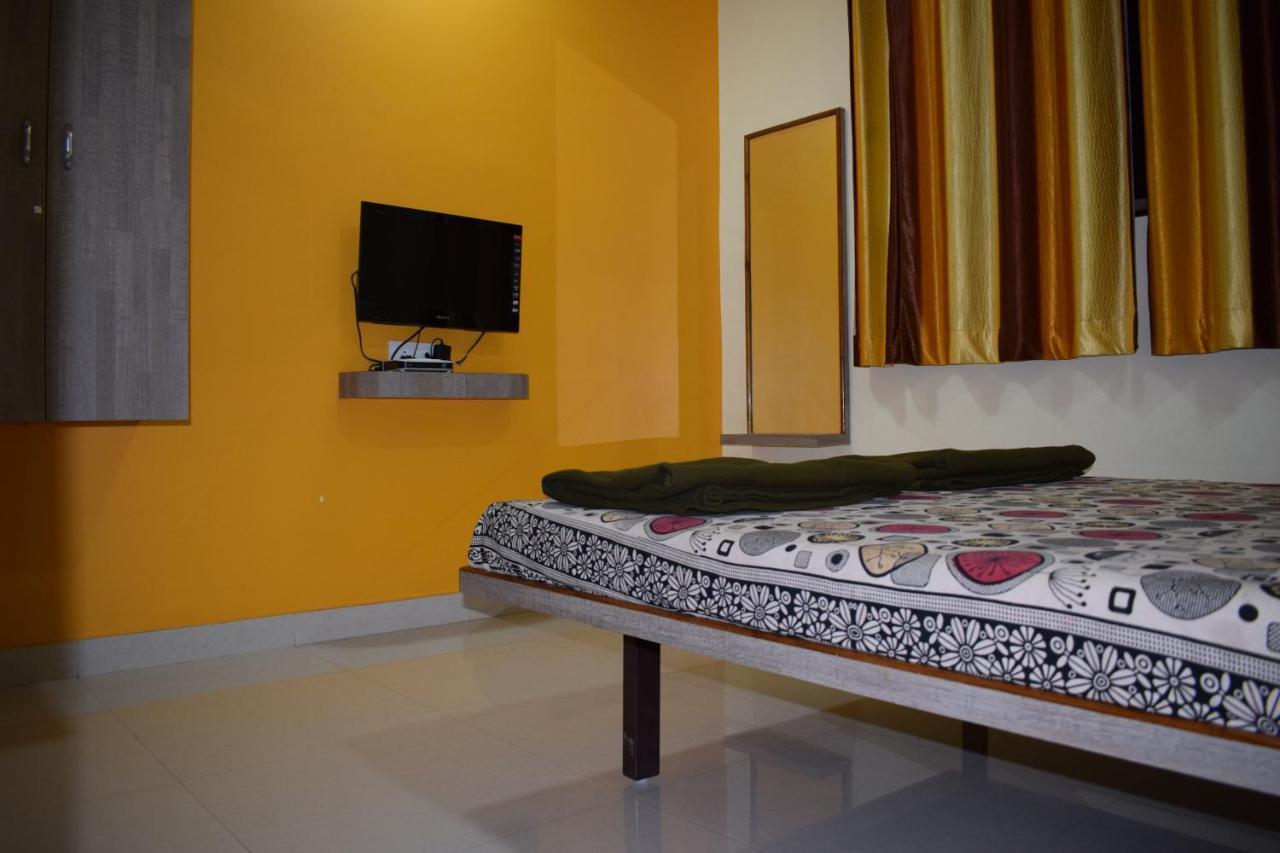 Vrundavan Hotel And Lodging Akalkot 外观 照片
